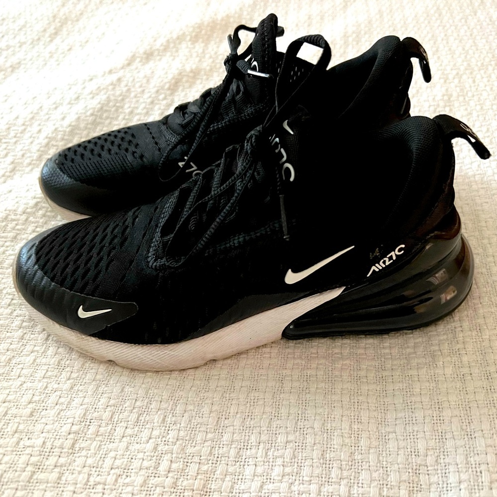 Women’s 7.5 Nike sneakers